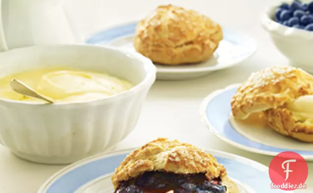Cream Puffs mit Zitronenmousse und Blaubeersauce