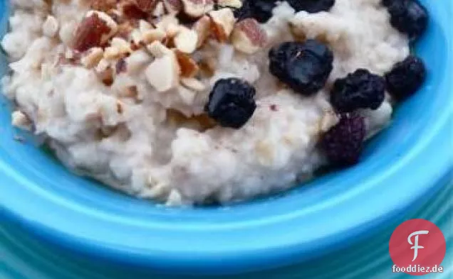 Hafer und Mandeln Garniert Mit Heidelbeeren (Vegan Mingau De Aveia