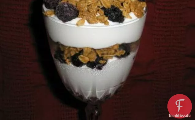 Vanille-Beeren-Crunch-Parfaits