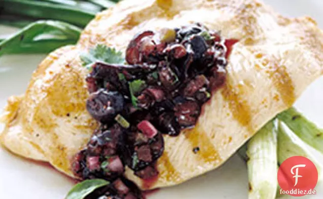Gegrilltes Hähnchen mit Blaubeer-Basilikum-Salsa