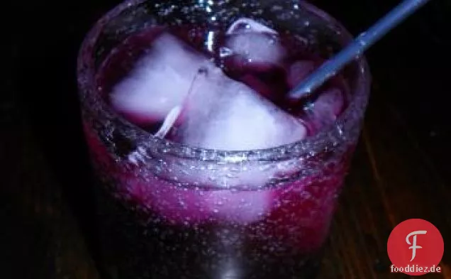Frisches Obst in gebackener Tortillaschale