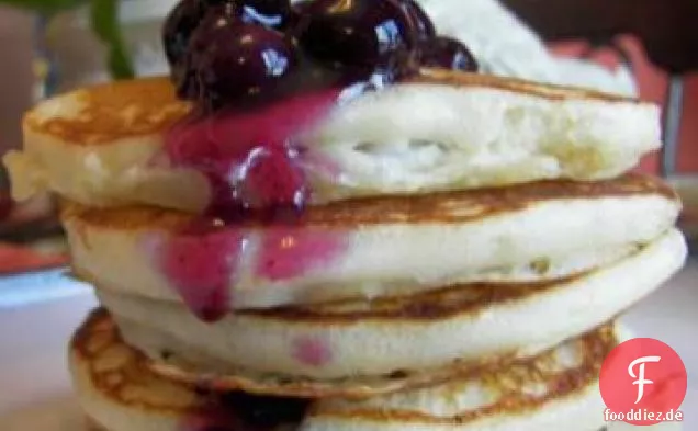 Heidelbeer-Sauerrahm-Pfannkuchen mit Blaubeersauce