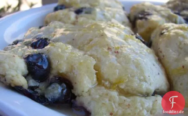 Blueberry Scones mit Zitronenglasur
