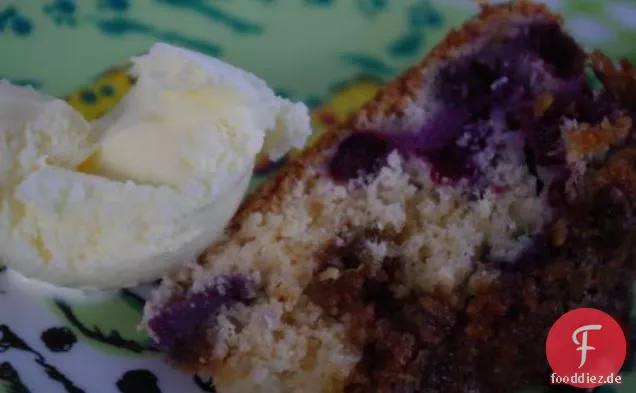 Umgedrehter Beeren-Maismehlkuchen