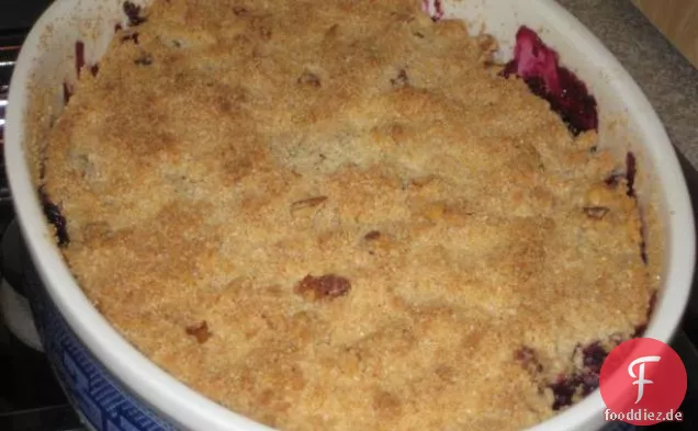 Obstsalat in einem Ananasboot