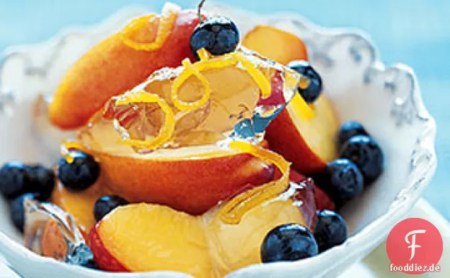 Prosecco-Gelee mit Nektarinen, Blaubeeren und kandierten Orangenschalen