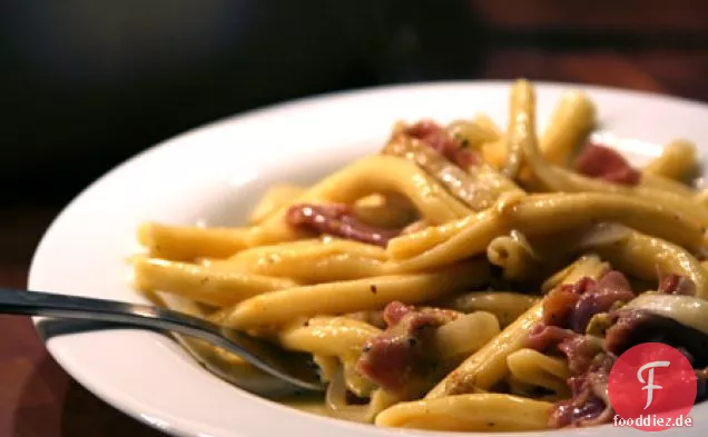 Strozzapretti Mit Pecorino, Schinken und etwas Grünem