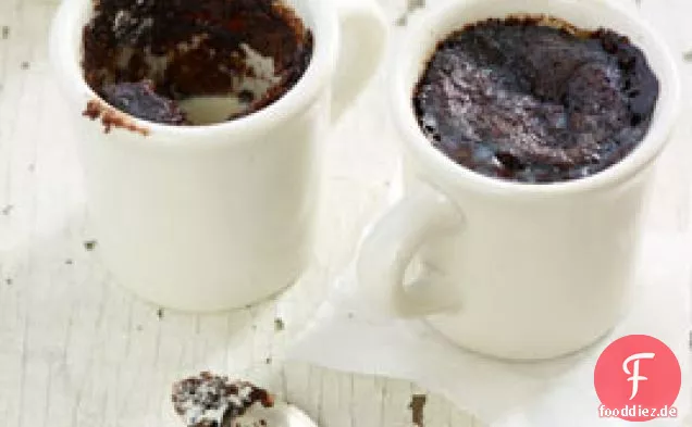Schokoladenkuchen mit Kaffee und Chicorée