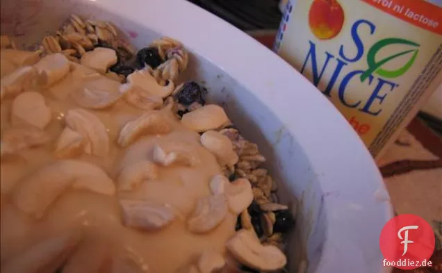 Müsli mit Joghurt und Cashewnüssen