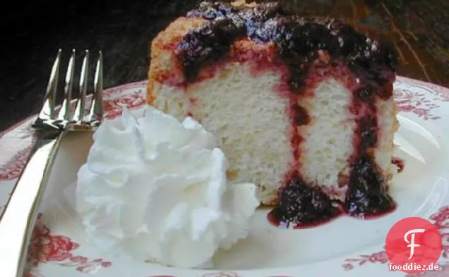 Zitronen-Engel-Kuchen mit Blaubeersauce