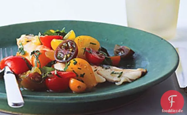 Fisch mit Curry-Gurken-Tomaten Wasser und Tomaten-Kräuter-Salat