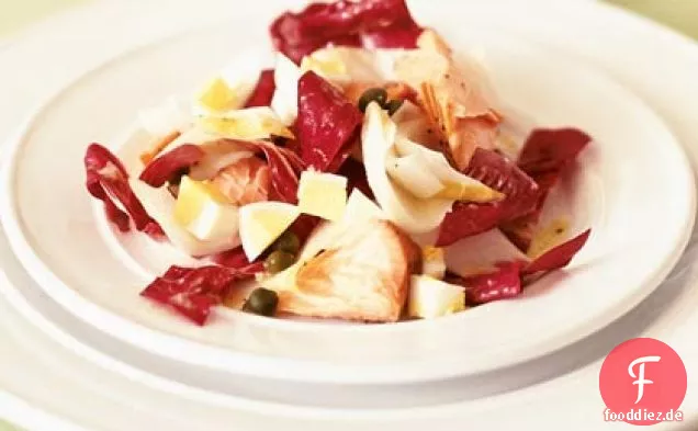 Gehackter Endiviensalat mit geräuchertem Lachs