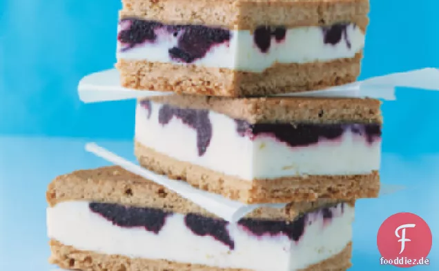 Zitroneneis-Sandwiches mit Blaubeer-Swirl