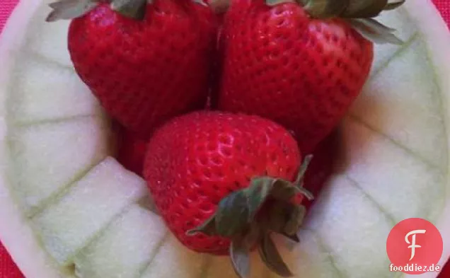 Melone Ringe mit Erdbeeren