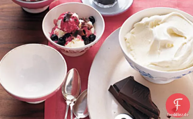 Gefrorener Vanille-Joghurt mit kandierten Kirschen und dunkler Schokolade