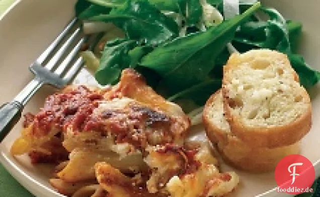 Gebackene Ziti mit knusprigem italienischem Salat und Knoblauchbrot