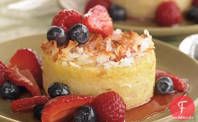 Kokosnuss-verkrustete Polenta-Kuchen mit dreifacher Beerensauce