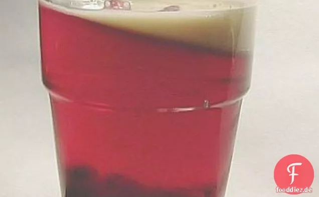 Hibiskus & Hagebutten-Eistee mit Cranberry-Saft