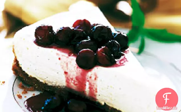 Käsekuchen-Torte mit Preiselbeeren in Portglasur