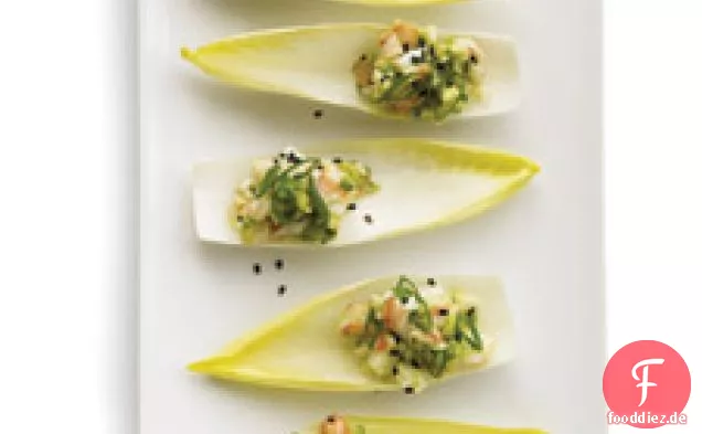 Garnelen-Avocado-Salat auf Endivienblättern