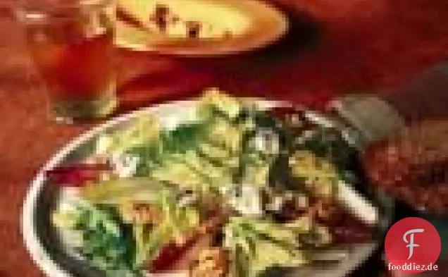 Escarole und Endiviensalat mit Gorgonzola und Walnüssen