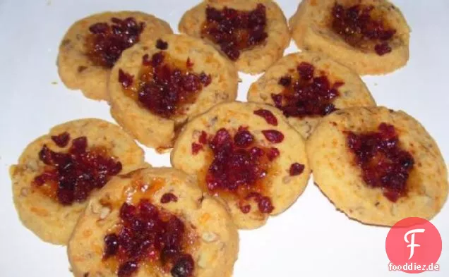 Cheddar Pecan Daumenabdrücke mit Jalapeno Gelee und Preiselbeeren