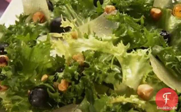Chicorée-Salat mit Blaubeeren, Haselnüssen und gereift Manchego