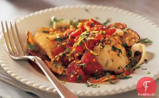 Gebackener Fisch mit Bratkartoffeln, Tomaten und Salmoriglio-Sauce