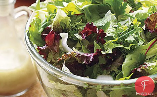 Grüner Salat mit Kräutern