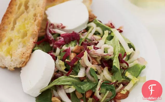 Bitteres Grün mit Mandeln und Ziegenkäse