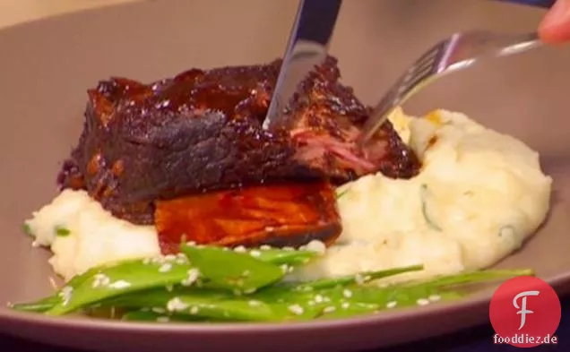 Geschmorte Hoisin Bier Short Ribs mit cremigen Kartoffelpüree und Sesam Schnee Erbsen