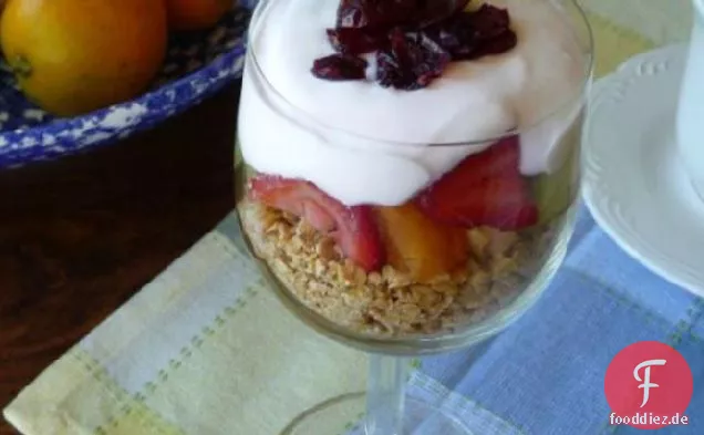 Frühstück Joghurt Parfait mit frischem Obst und Müsli