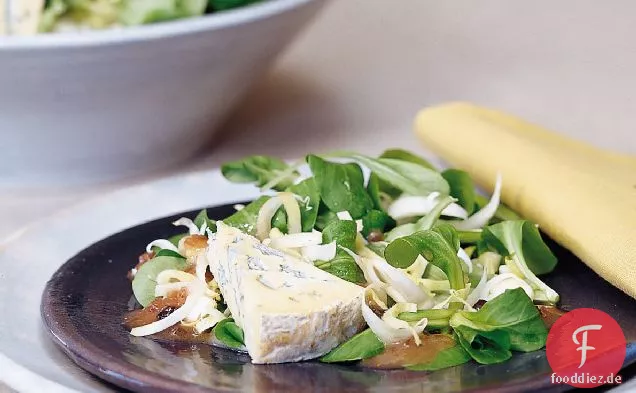 Bitteres Grün mit Kirsch-Bier-Vinaigrette und Blauschimmelkäse-Toast