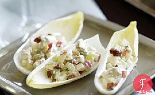 Apfel-, Blauschimmelkäse- und Haselnusssalat auf Endivienblättern