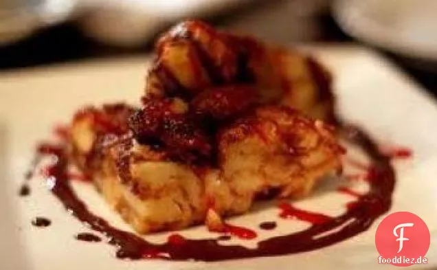 Pain au Chocolat Brotpudding mit Preiselbeeren und Schokoladensauce