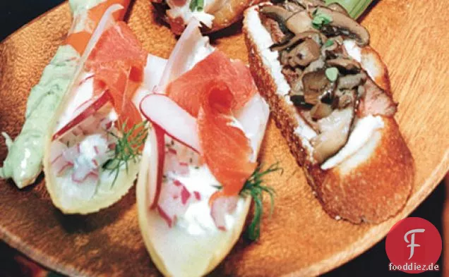 Endivien-Speere mit geräuchertem Lachs, Meerrettichcreme und Dill