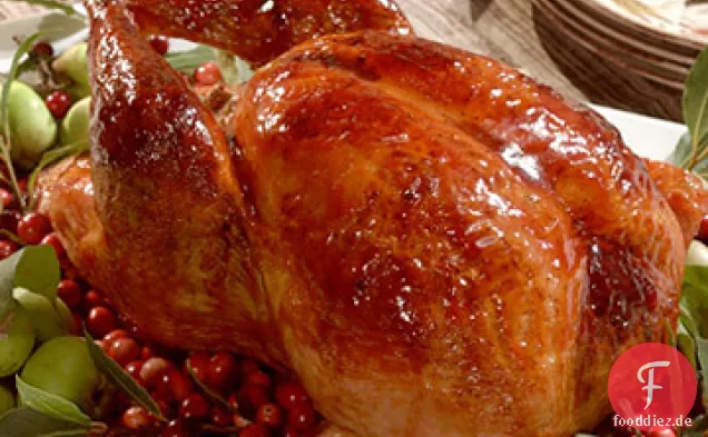 Cranberry-glasierter Truthahn mit Cranberry-Maisbrotfüllung