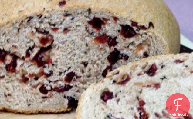 Russisches Roggenbrot mit getrockneten Preiselbeeren