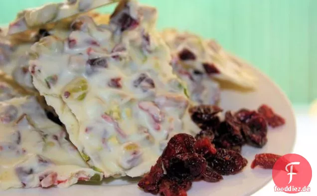 Weiße Schokoladenrinde mit Pistazien und getrockneten Preiselbeeren