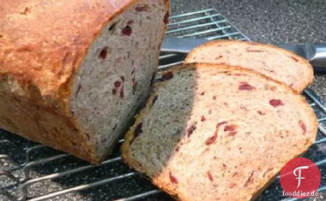 Roggenbrot mit getrockneten Preiselbeeren und gerösteten Pekannüssen (Brotmaschine)
