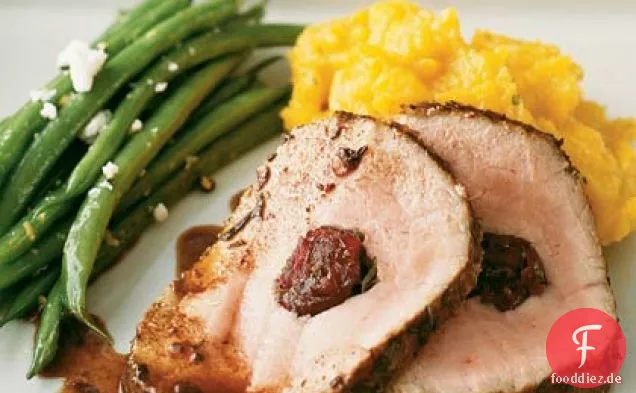 Schweinelende gefüllt mit Preiselbeeren und Rosmarin