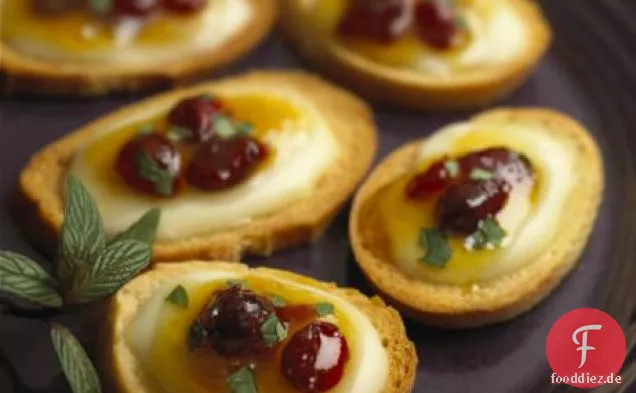 Crème De Brie® Mango-Preiselbeer-Crostini
