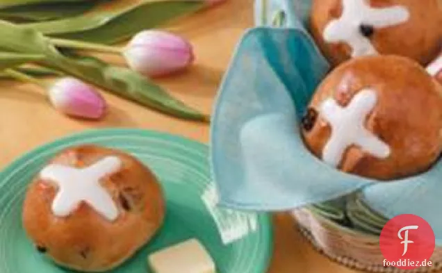 Traditionelle heiße Kreuzbrötchen