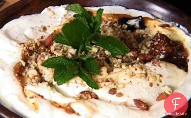 Griechischer Joghurt mit Feige, Dattel und Honigwirbel