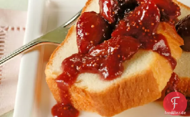 Erdbeer-Feigen-Sauce auf Pfund-Kuchen