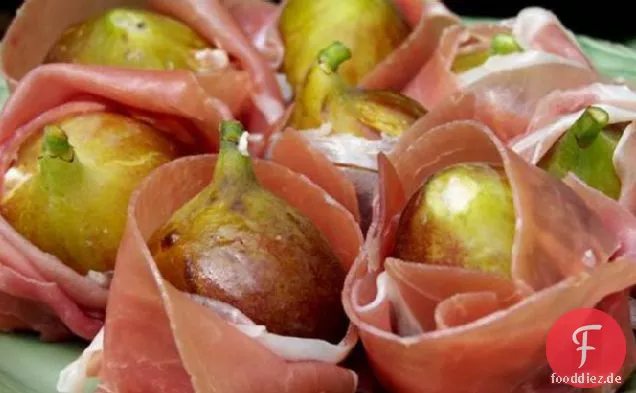 Frische Feigen gefüllt und mit Schinken umwickelt