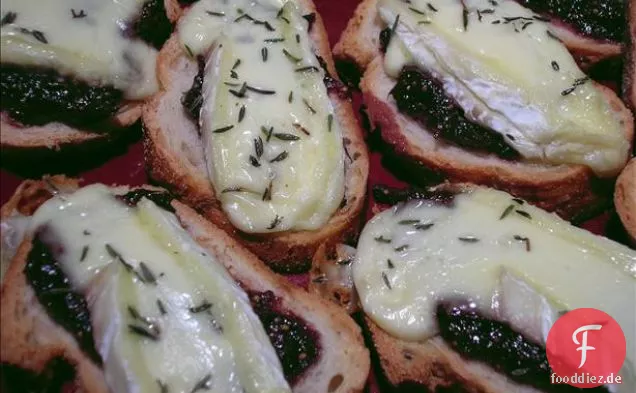 Crostini mit Feigenaufstrich & sprudelndem Brie