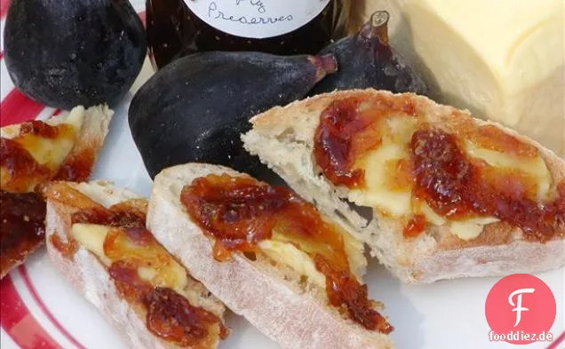 Frische Feigen, karamellisierte Zwiebeln und Ziegenkäse Gourmet-Pizza