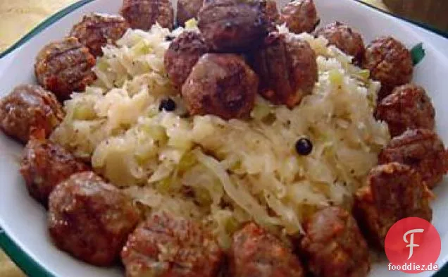 Polnische geräucherte Fleischbällchen mit herzhaftem Kraut