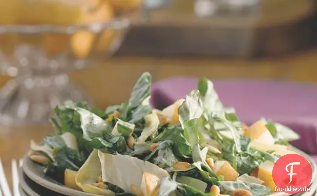 Bittere Grüns mit Ziegenkäse, Pinienkernen und Birnen